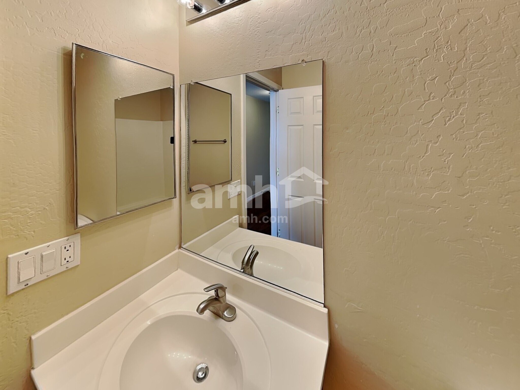 Building Photo - 11229 W Mariposa Dr