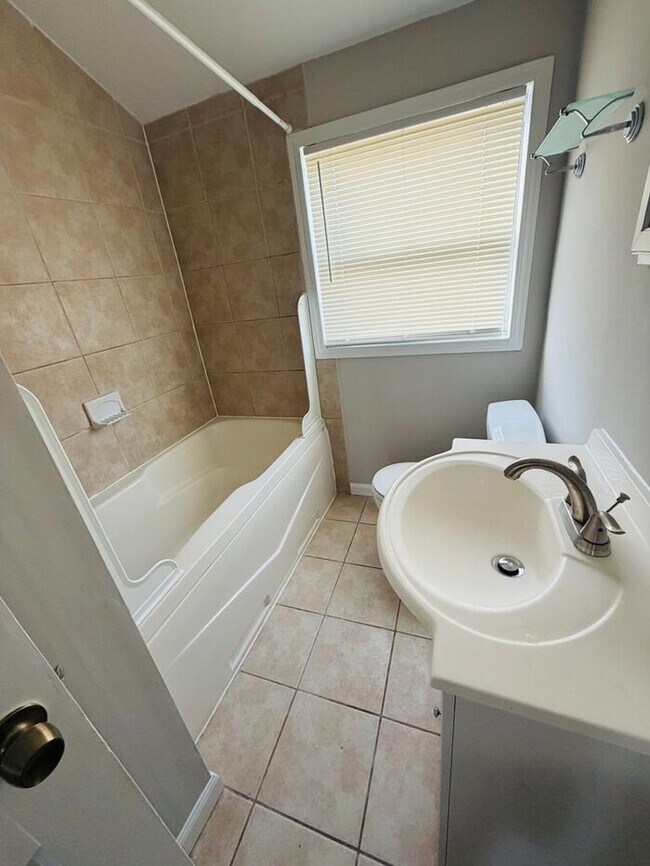 Building Photo - 3 Bedroom Townhome