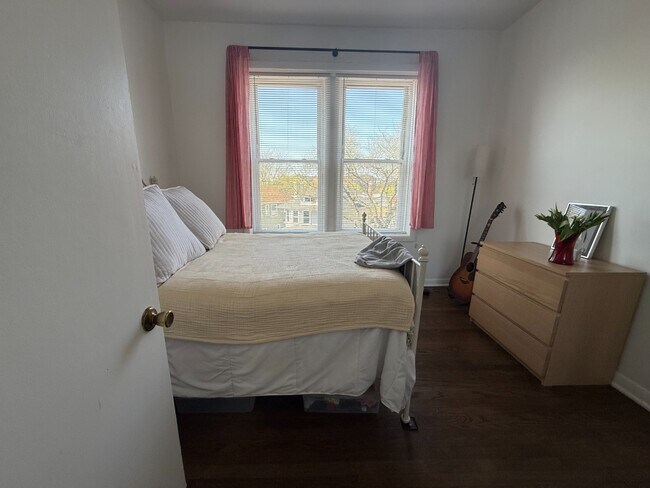 Building Photo - Rogers Park 1 Bed 1 Bath/ Dog Friendly / Top Floor Unit