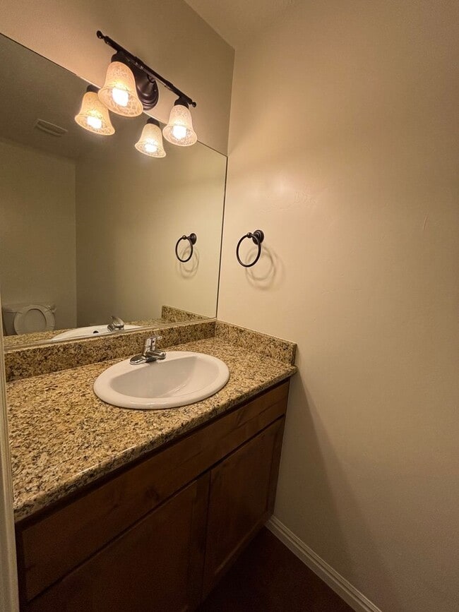 Building Photo - SPACIOUS TOWNHOME AVAILABLE FOR RENT