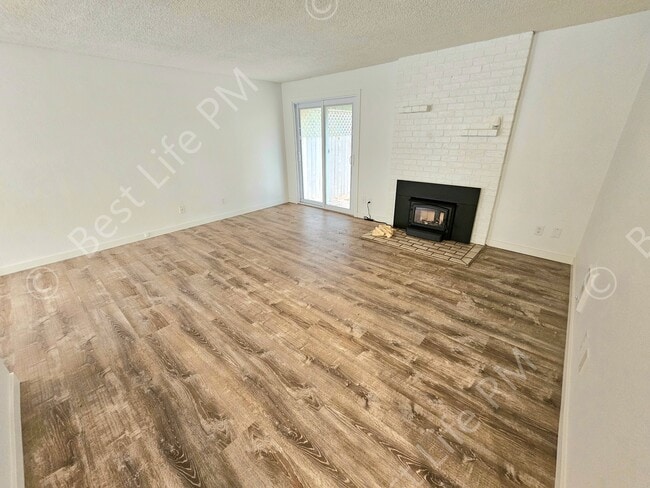 Building Photo - 2112 NE 33rd St