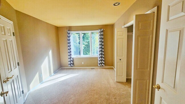 Building Photo - Beautiful 4 Bed 2.5 Bath  3190 sq ft Home in Lakemont, Bellevue