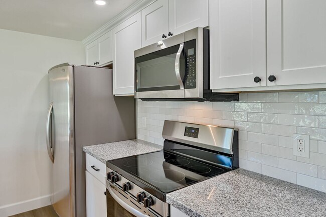 Building Photo - Renovated 2 Bedroom Condo Located on the F...
