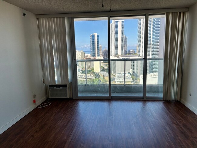 Building Photo - Great Views, Great Location and Beautiful ...