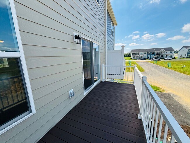 Building Photo - 3 Bedroom 2.5 Bath Townhouse