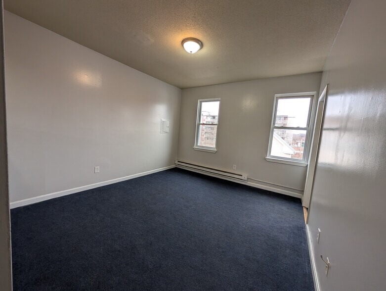 Building Photo - 56 Elm St