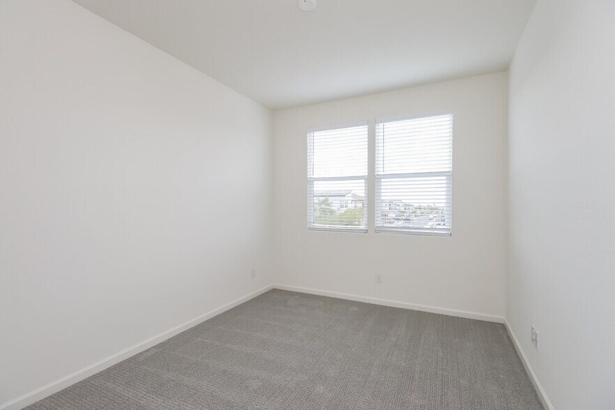 Building Photo - 2055 S Saguaro Dr