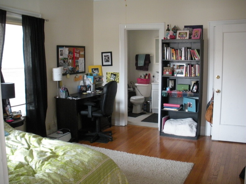 Bedroom with attached bath - 1218 W Columbia Ave