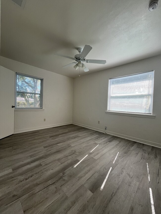 Building Photo - 1109 NE 5th Pl