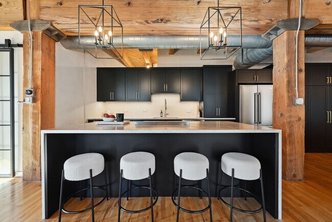 Building Photo - Luxurious Corner 2 BR/ 2 BA Franklin Loft ...