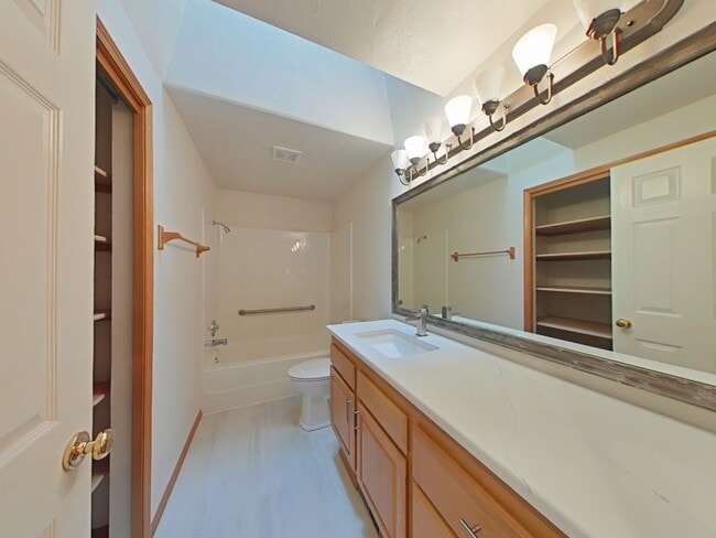 Building Photo - 3 Bedroom Duplex ~ Close to Timberhill Sho...