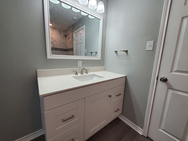 Building Photo - Charming 4 bedroom, 2 bath home AVAILABLE NOW!