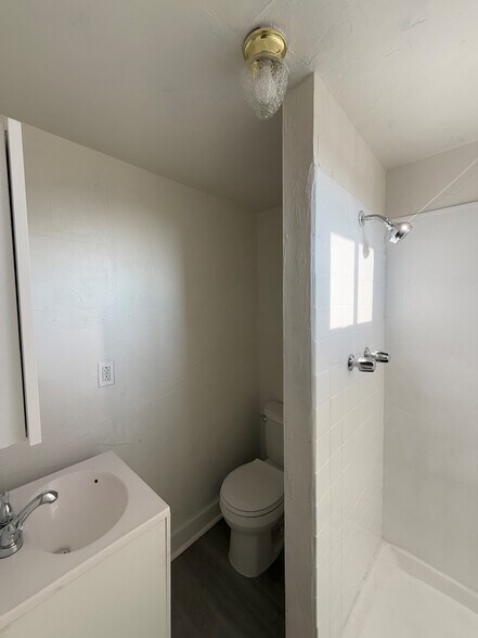 New toilet - 1929 Daly St