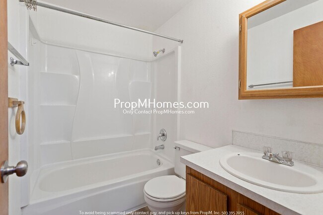 Building Photo - Cozy Two Bedroom in Montavilla - Large Fen...