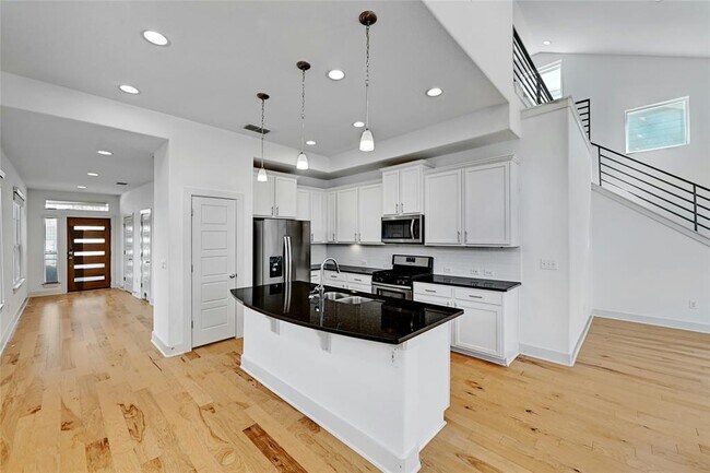 Building Photo - 2308 Hermia St