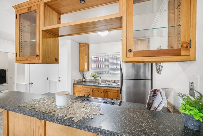 Building Photo - FOR RENT 1Br/1Ba 626 Sf Second Floor Condo...