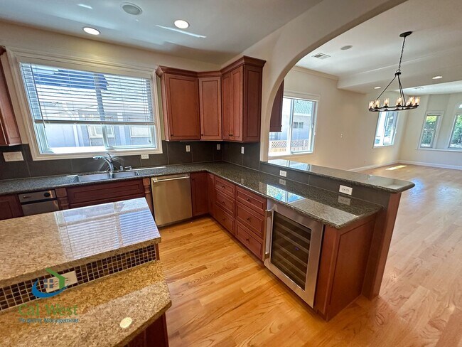 Building Photo - $7995 - Executive 4 bed, 3 full bath, Palo...