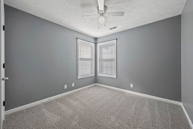 Building Photo - Pet Friendly Five Bedroom with Basement!