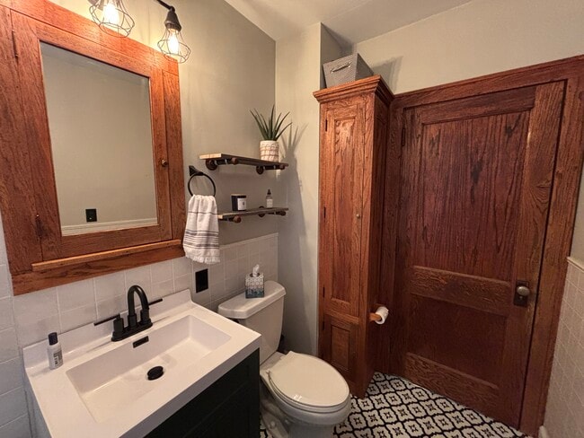 Building Photo - 717 S Fairview St