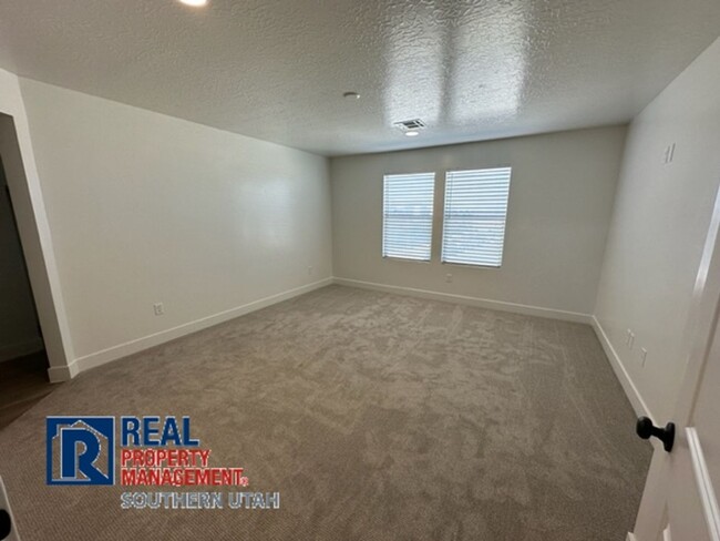 Building Photo - Townhome in South Desert