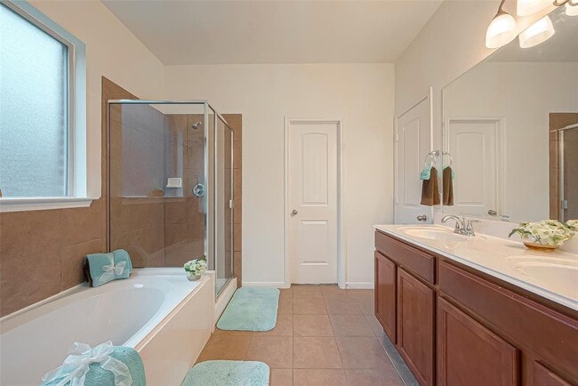 Building Photo - 1924 Honey Laurel Dr