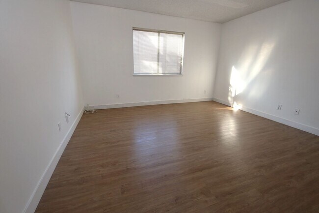 Building Photo - CENTRAL LOCATION - TROPICANA/MARYLAND AREA - 2 BED/2 BATH