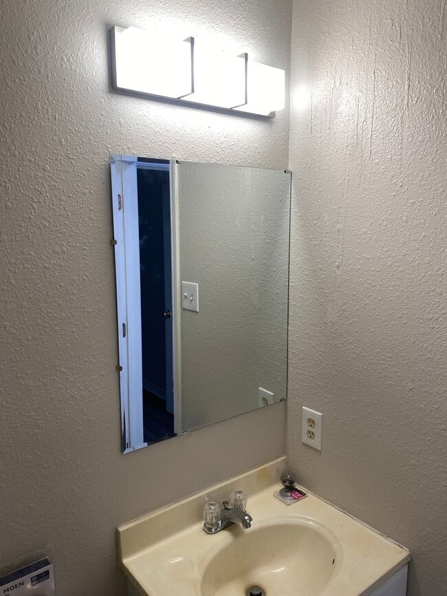 Building Photo - 617 Conway Dr