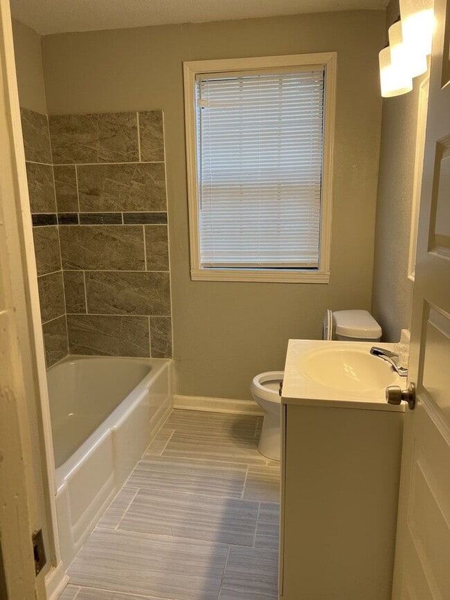 Building Photo - Charming 4 Bdrm, 3 Bath Home | U of M Area | Open To Section 8