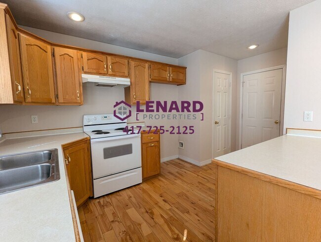 Building Photo - Large 3 Bedroom Home Ready for Move In!