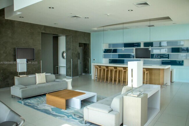 Building Photo - 1900 N Bayshore Dr