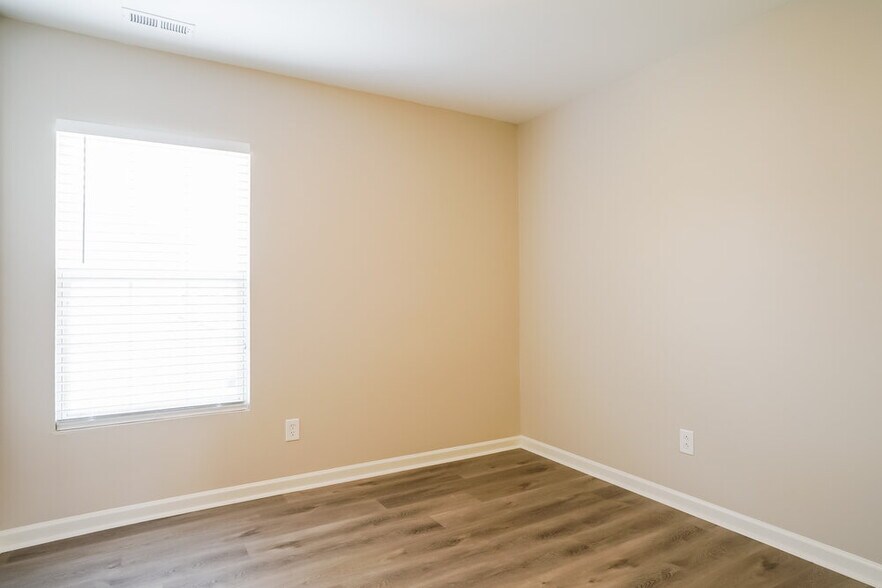 Building Photo - 5200 Tant Cir