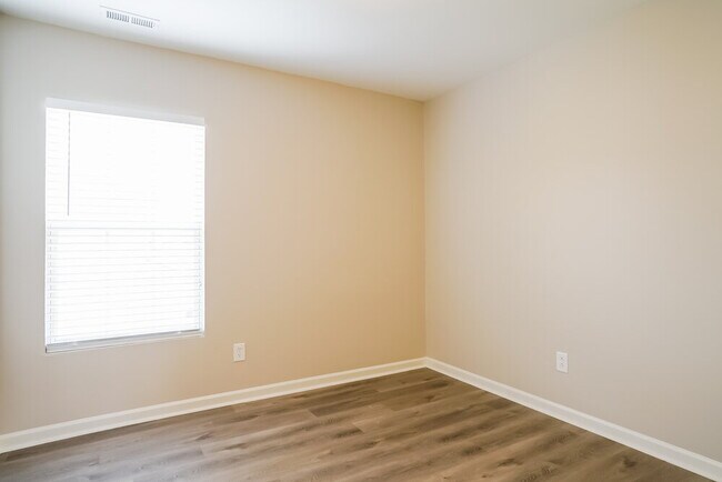 Building Photo - 5200 Tant Cir