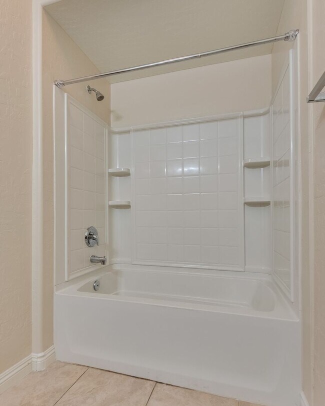Building Photo - 6868 Sky Pointe Dr