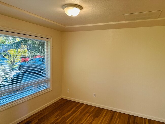 Building Photo - Vintage Remodel