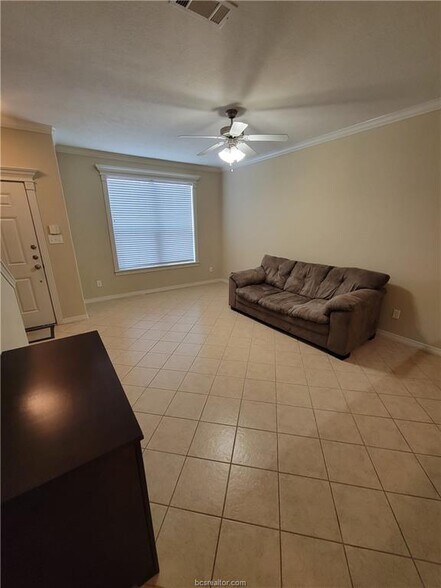 Building Photo - 1000 Spring Loop