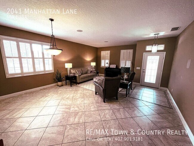 Building Photo - 2041 Manhattan Ln