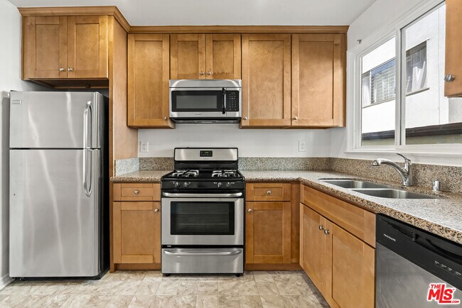 Building Photo - 1235 N Harper Ave