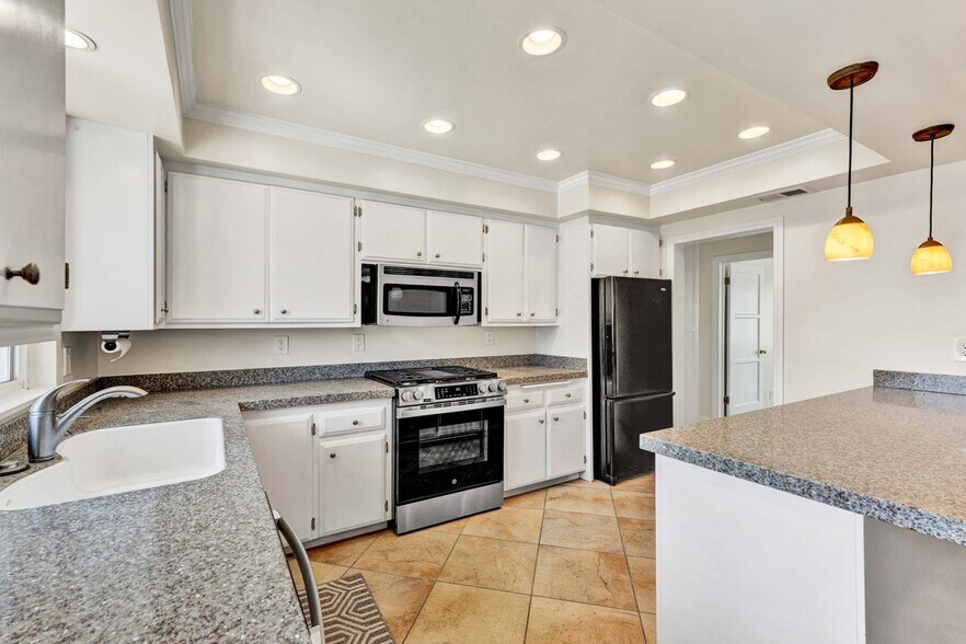 Building Photo - 3344 Ladoga Ave