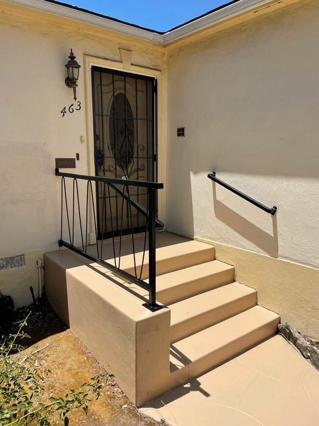 Building Photo - Corner lot home on a classic tree lined Beverly Hills street