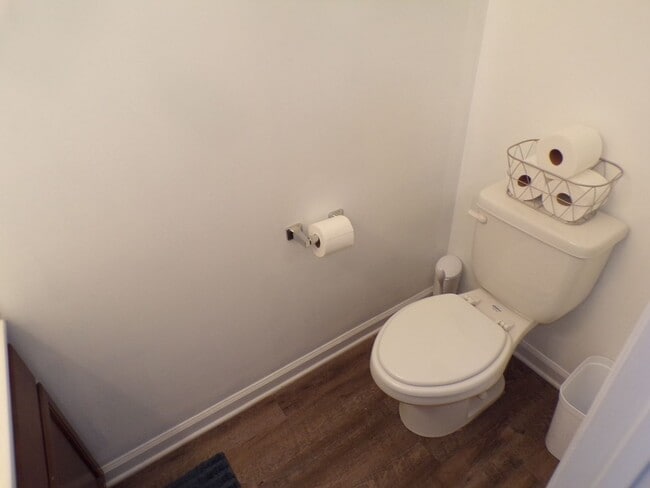 Building Photo - Two Bedroom Two and half Bathrooms Townhome!