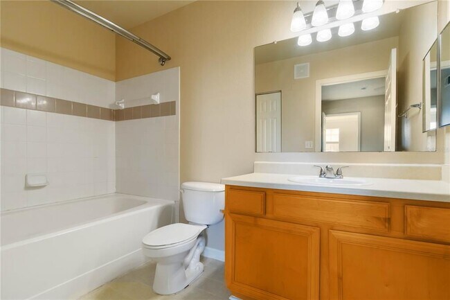 Building Photo - 1040 Villagio Cir