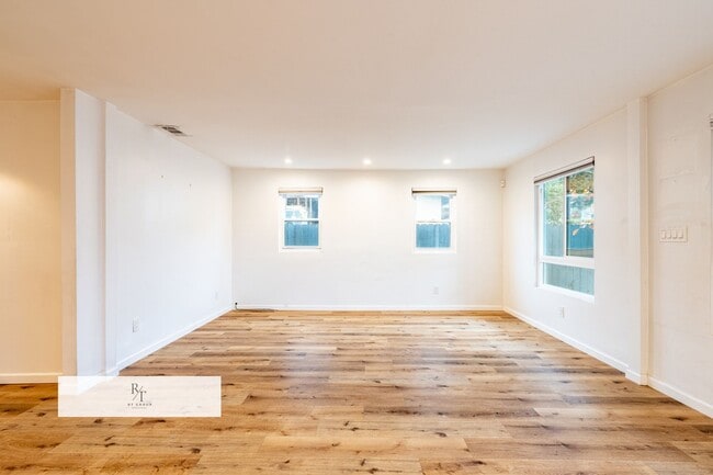 Building Photo - Limited-Time Special: $1,000 off the first month’s rent! Spacious 4-Bed, 3-Bath Home in Los Angel...