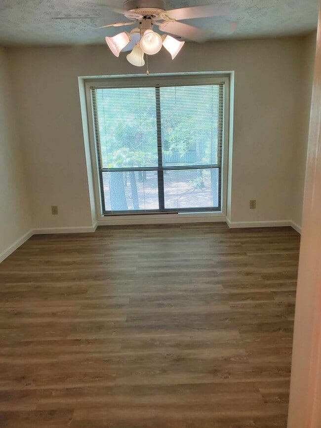 Building Photo - 2 Bedroom, 2 Bath Apartment