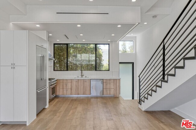 Building Photo - 1445 1/4 N Martel Ave
