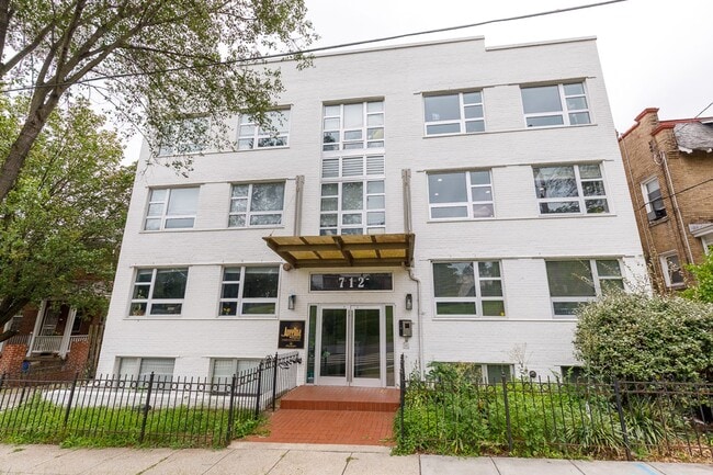 Primary Photo - Fantastic Location Near Brightwood Park - ...