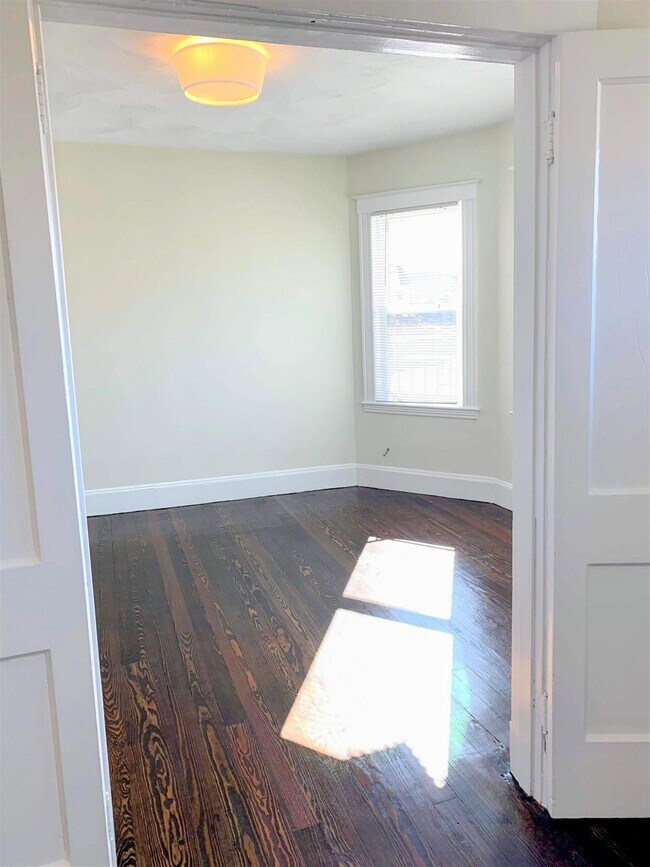 Building Photo - 98 Bristol Rd