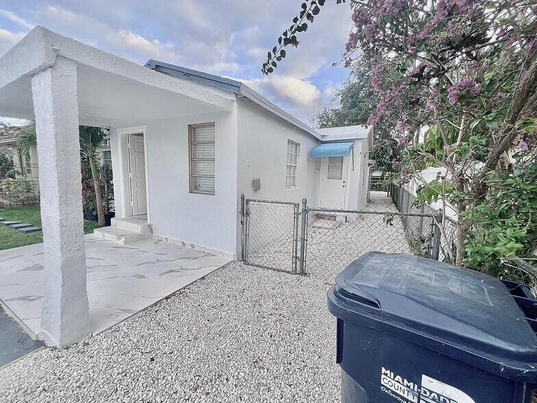 Building Photo - 5870 SW 20th St