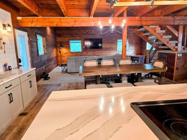 Building Photo - Cozy Coastal Retreat!