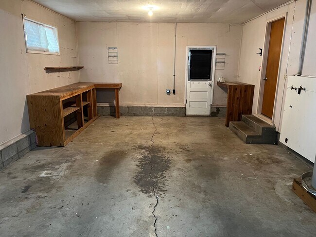 Building Photo - 3 bedroom 1 bathroom single level home!