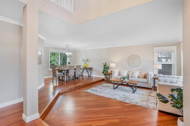 Building Photo - Fully remodeled home, Pet friendly with A/...